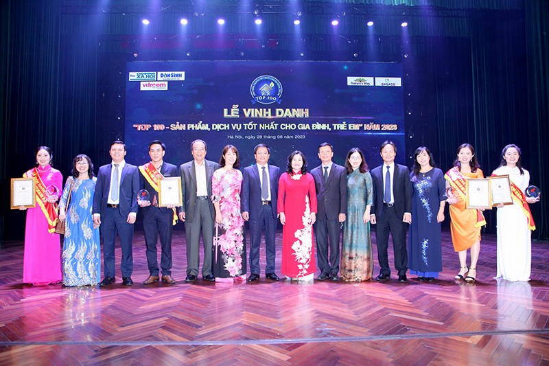 Vinh danh 'Top 100 - Sản phẩm, dịch vụ tốt nhất cho gia đình, trẻ em' năm 2023 Vinh danh 'Top 100 - Sản phẩm, dịch vụ tốt nhất cho gia đình, trẻ em' năm 2023