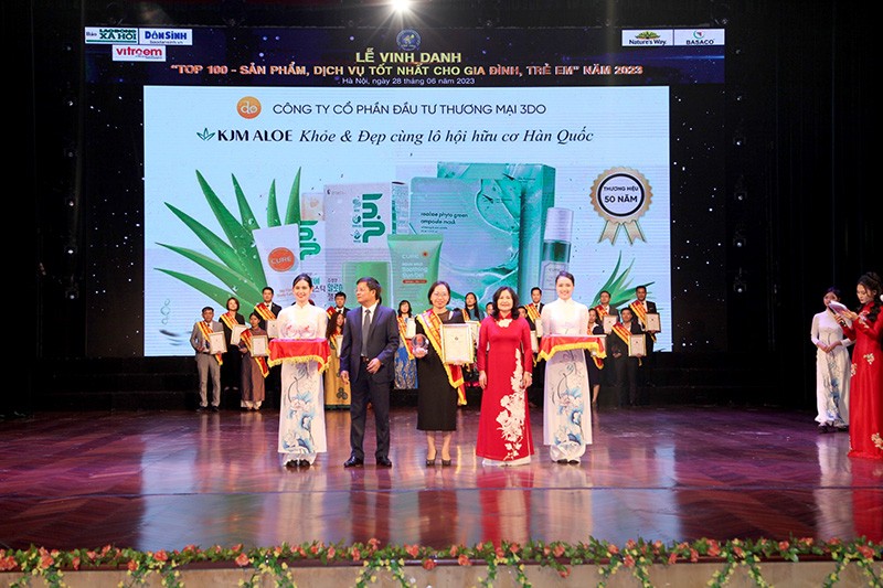 Vinh danh 'Top 100 - Sản phẩm, dịch vụ tốt nhất cho gia đình, trẻ em' năm 2023 Vinh danh 'Top 100 - Sản phẩm, dịch vụ tốt nhất cho gia đình, trẻ em' năm 2023