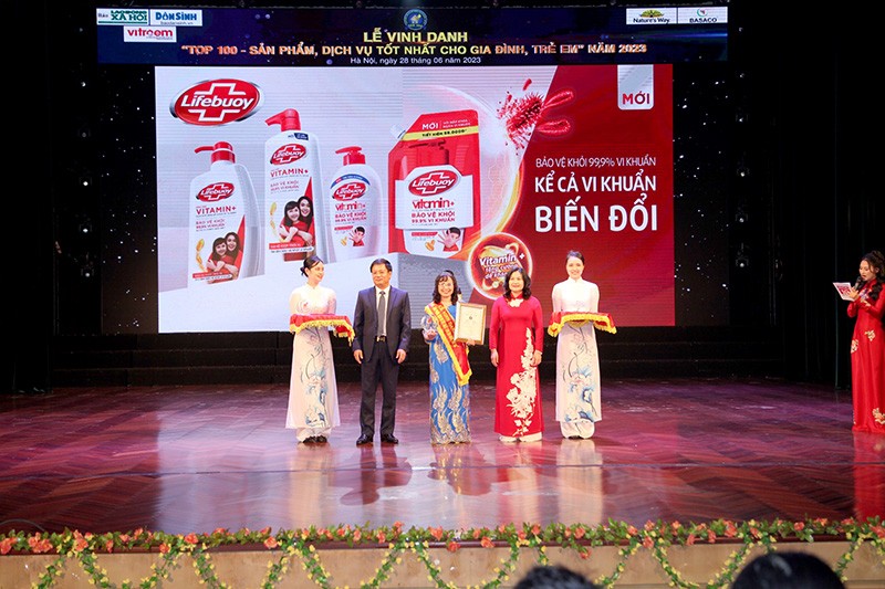 Vinh danh 'Top 100 - Sản phẩm, dịch vụ tốt nhất cho gia đình, trẻ em' năm 2023 Vinh danh 'Top 100 - Sản phẩm, dịch vụ tốt nhất cho gia đình, trẻ em' năm 2023
