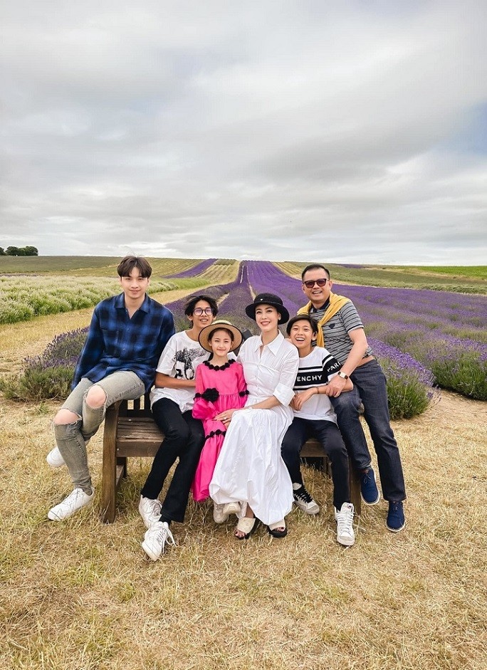 Sau khi dự Lễ hội đua ngựa Hoàng gia Anh cùng ca sĩ Hồng Nhung, Hoa hậu Hà Kiều Anh dành thời gian du ngoạn, tận hưởng mùa Hè cùng ông xã và 4 con.