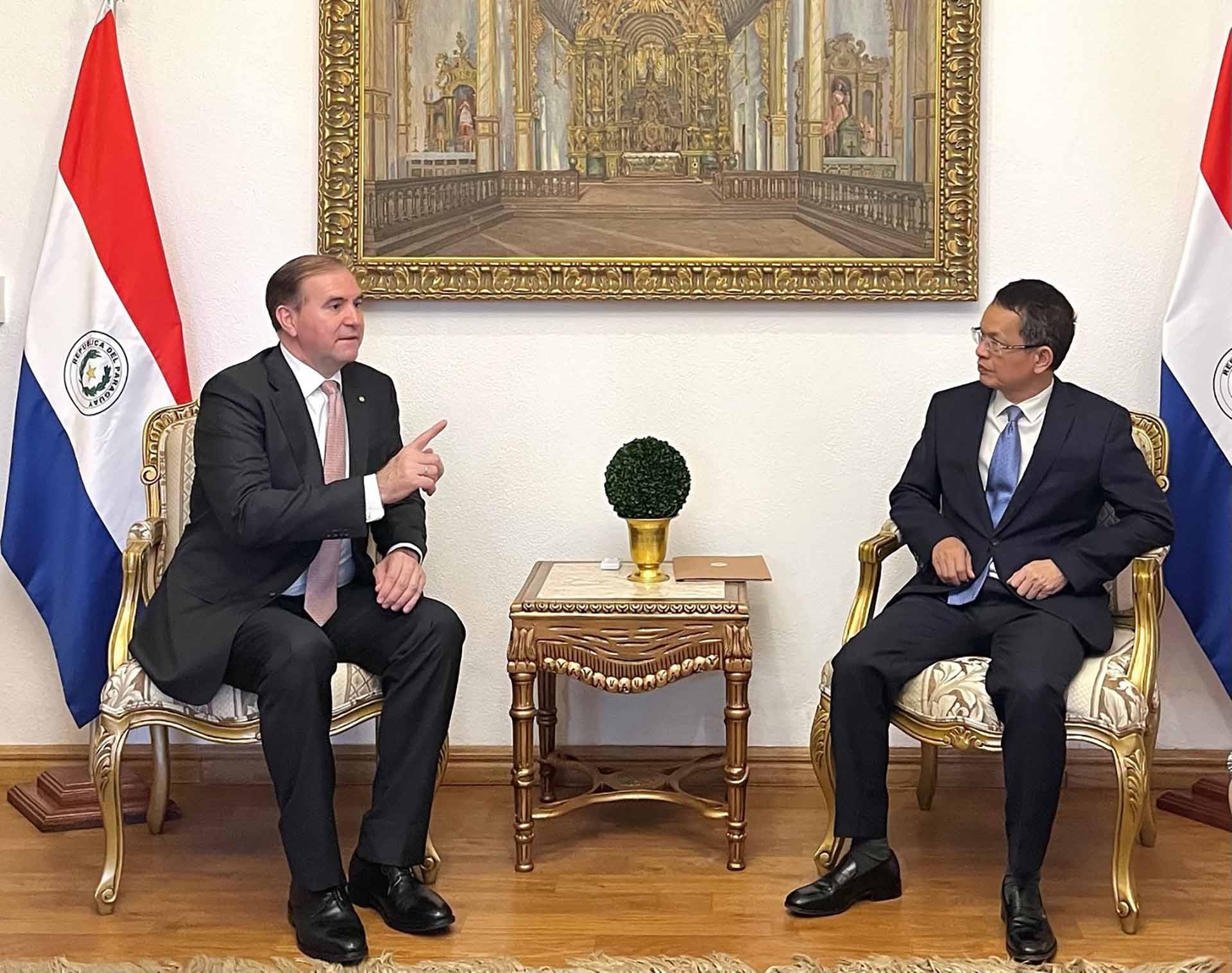 Bộ trưởng Ngoại giao Paraguay Julio César Arriola tiếp Đại sứ Dương Quốc Thanh. Bộ trưởng Ngoại giao Paraguay Julio César Arriola tiếp Đại sứ Dương Quốc Thanh.
