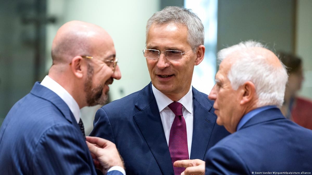 (06.30) Tổng Thư ký NATO Jens Stoltenberg, Chủ tịch Hội đồng châu Âu Charles Michel và Cao ủy EU về Chính sách Đối ngoại và An ninh Joseph thảo luận bên lề Hội nghị Thượng đỉnh. (Nguồn: DPA) (06.30) Tổng Thư ký NATO Jens Stoltenberg, Chủ tịch Hội đồng châu Âu Charles Michel và Cao ủy EU về Chính sách Đối ngoại và An ninh Joseph thảo luận bên lề Hội nghị Thượng đỉnh. (Nguồn: DPA)
