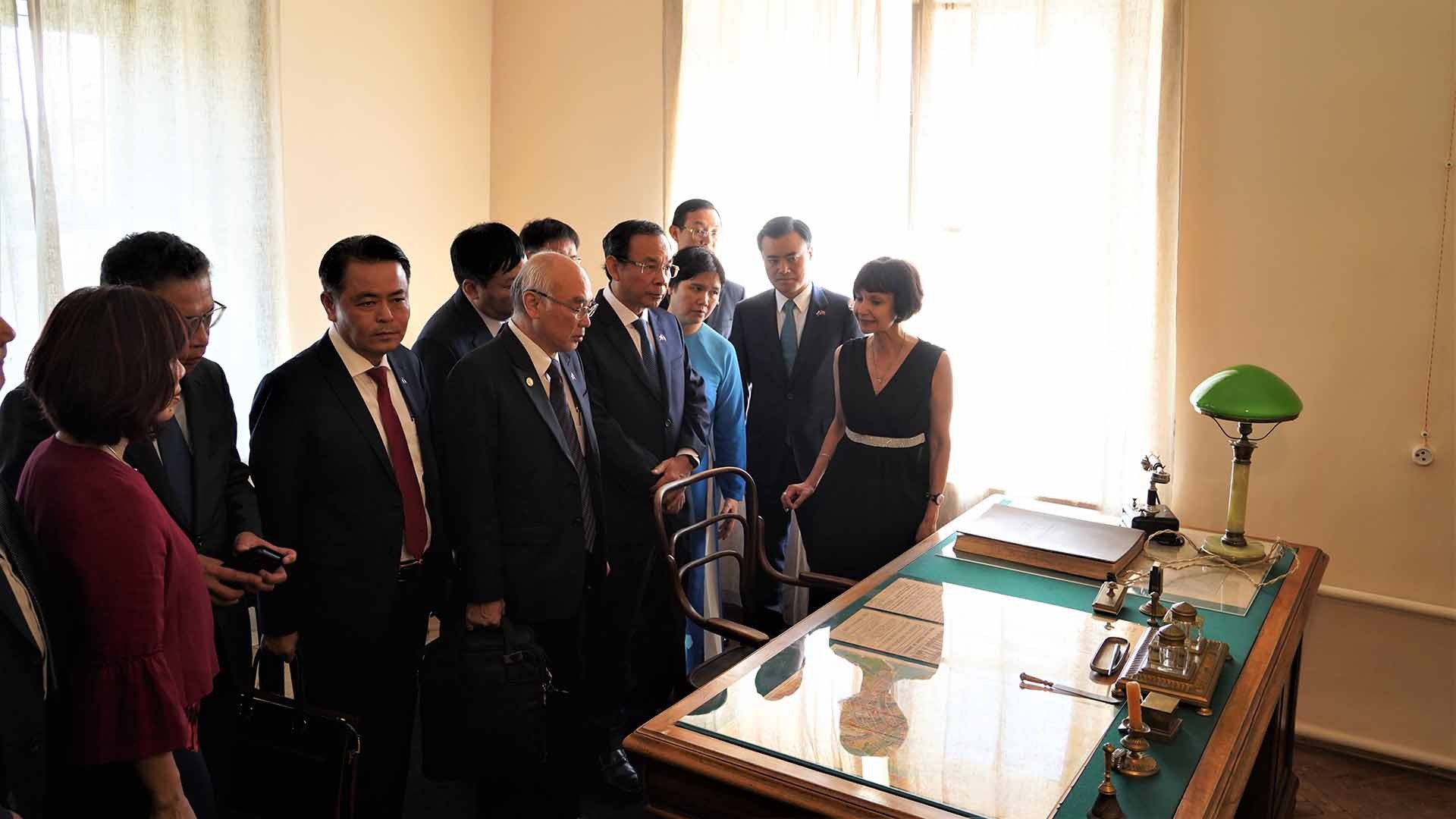 Đoàn đại biểu TP. Hồ Chí Minh thăm phòng làm việc của V.I. Lenin tại Điện Smolny. (Nguồn: TTXVN) Đoàn đại biểu TP. Hồ Chí Minh thăm phòng làm việc của V.I. Lenin tại Điện Smolny. (Nguồn: TTXVN)