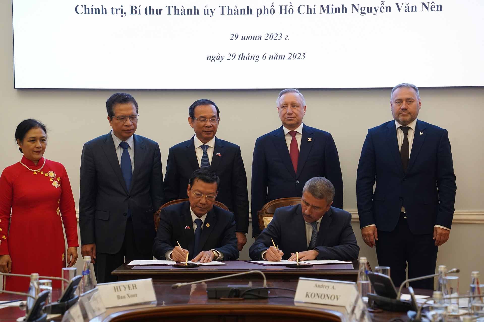 Lễ ký thoả thuận hợp tác giữa huyện Cần Giờ và quận Kronstadt. (Nguồn: TTXVN) Lễ ký thoả thuận hợp tác giữa huyện Cần Giờ và quận Kronstadt. (Nguồn: TTXVN)