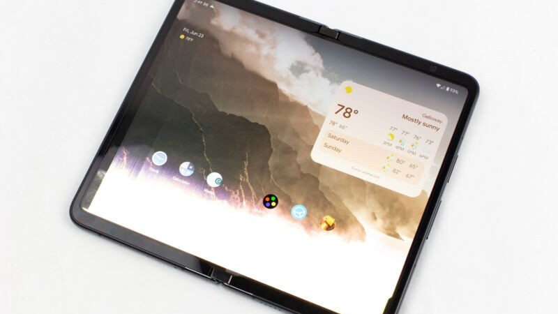Smartphone Pixel Fold gập của Google bị lỗi sau khi vừa mở bán