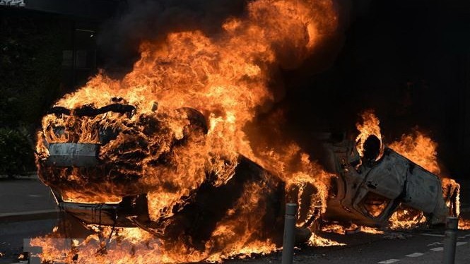 Pháp triển khai 45.000 cảnh sát và xe bọc thép nhằm đối phó bạo loạn