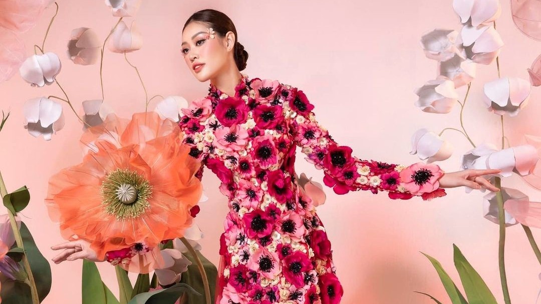 Hoa hậu Khánh Vân đẹp như một đóa hoa