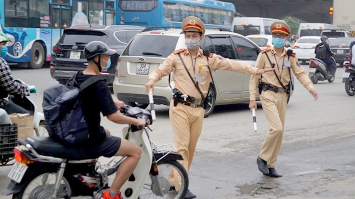 Quên mang bằng lái xe ô tô, xe máy bị phạt bao nhiêu tiền?