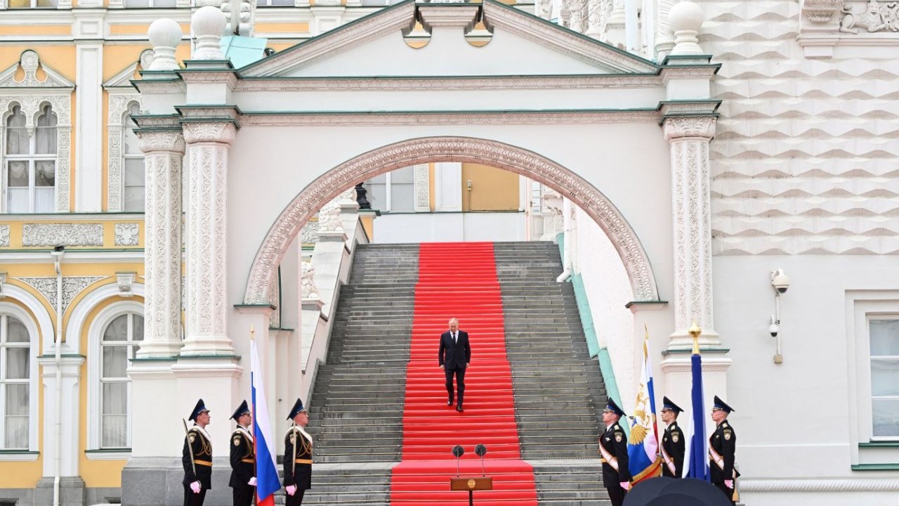 Ảnh ấn tượng (26/6-2/7): Tổng thống Nga cảm ơn vì ngăn được ‘cuộc nội chiến’, Ukraine bắn pháo phản lực huyền thoại thời Liên Xô, biểu tình ở Pháp