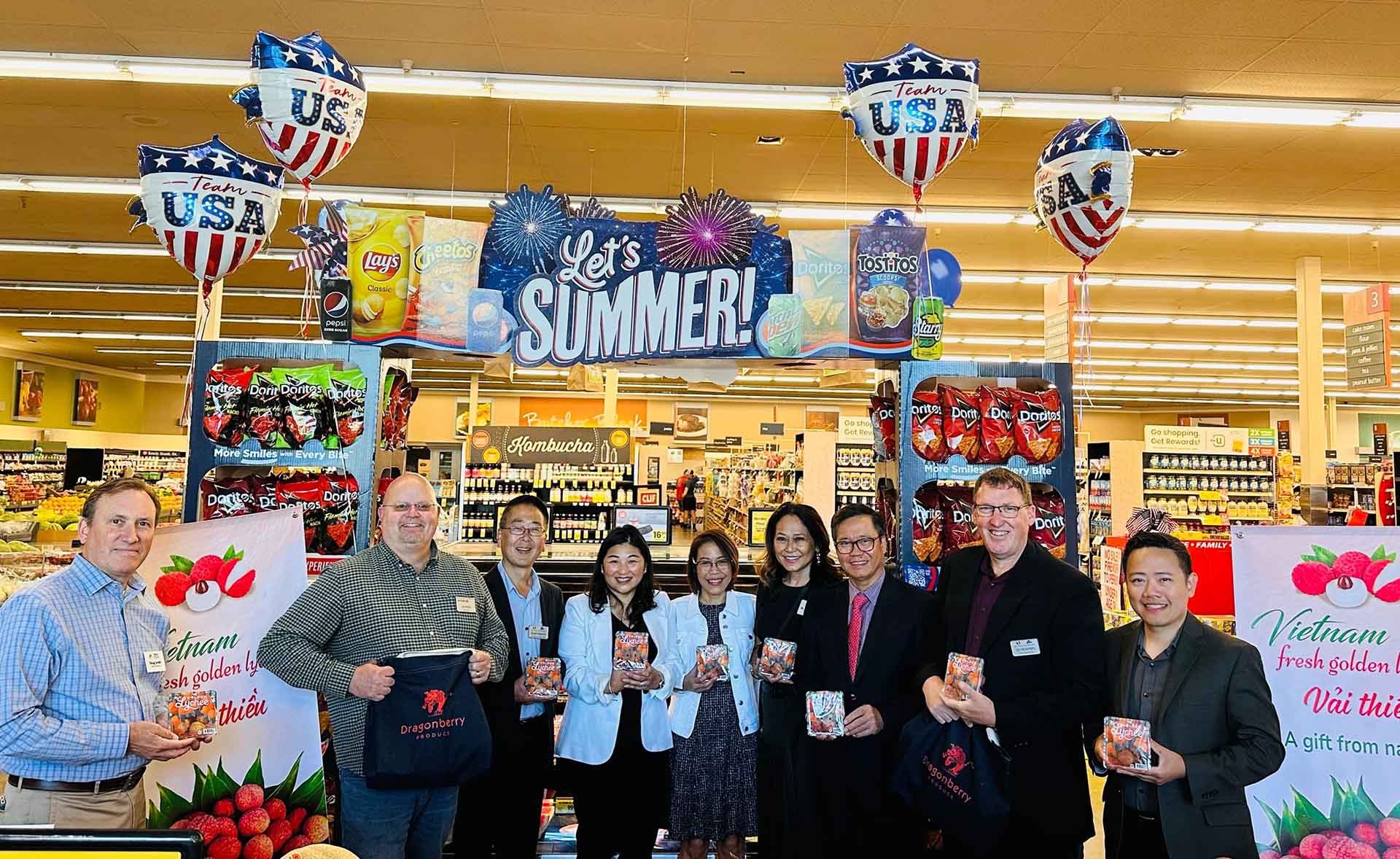 Quả vải Việt Nam được bày bán tại vị trí trung tâm, nổi bật của Siêu thị Safeway. Quả vải Việt Nam được bày bán tại vị trí trung tâm, nổi bật của Siêu thị Safeway.