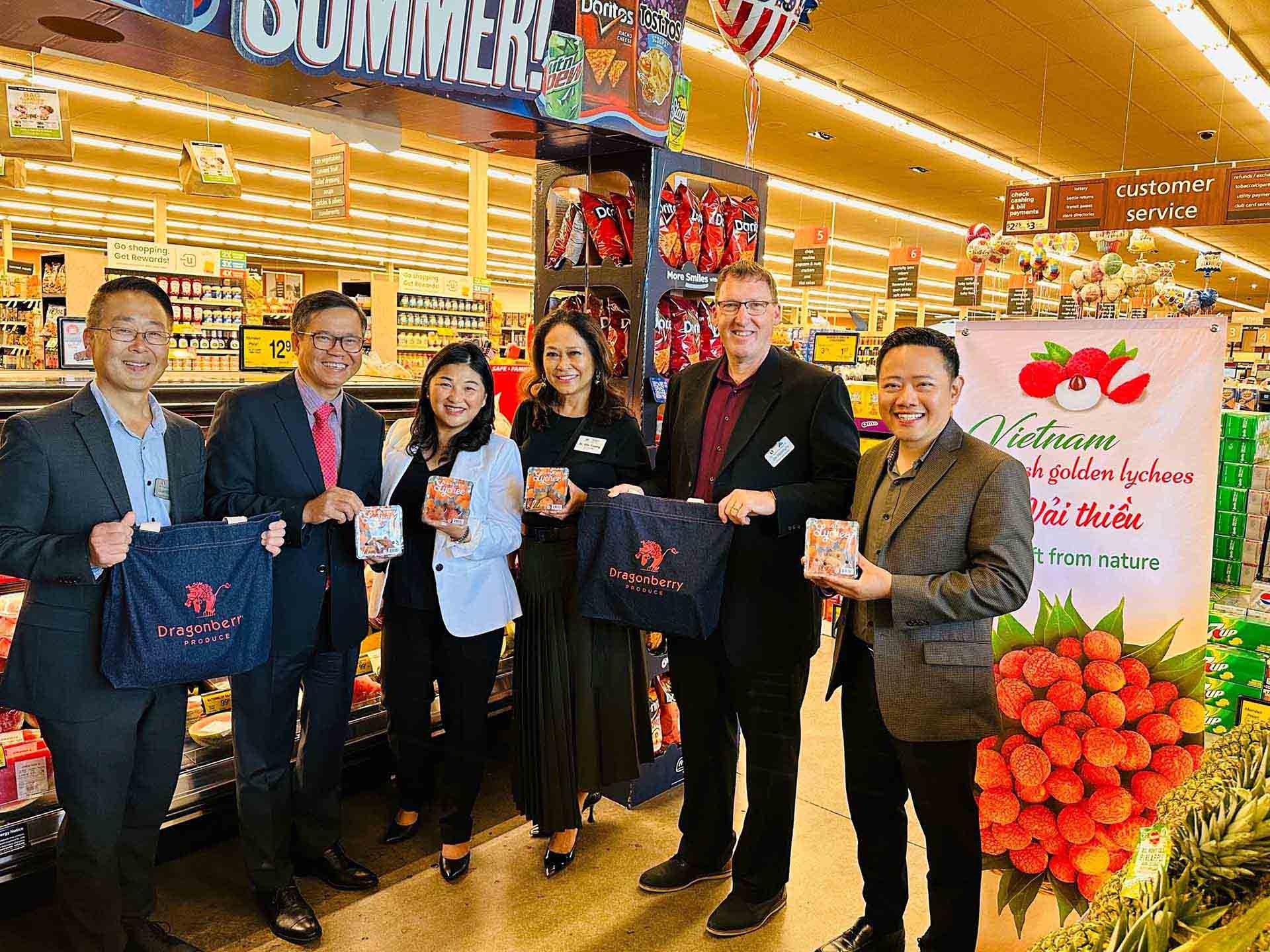Tổng lãnh sự Việt Nam tại San Francisco Hoàng Anh Tuấn, bà Amy Nguyễn, Chủ tịch Dragonberry, ông James Molamphy, Produce Sales Manager, ông Stuart Kitayama, Produce Assistant Sales Manager của hệ thống siêu thị Safeway & Albertsons vui mừng chào đón trái vải Việt Nam tại lễ khai trương bán hàng tại siêu thị Safeway Tổng lãnh sự Việt Nam tại San Francisco Hoàng Anh Tuấn, bà Amy Nguyễn, Chủ tịch Dragonberry, ông James Molamphy, Produce Sales Manager, ông Stuart Kitayama, Produce Assistant Sales Manager của hệ thống siêu thị Safeway & Albertsons vui mừng chào đón trái vải Việt Nam tại lễ khai trương bán hàng tại siêu thị Safeway