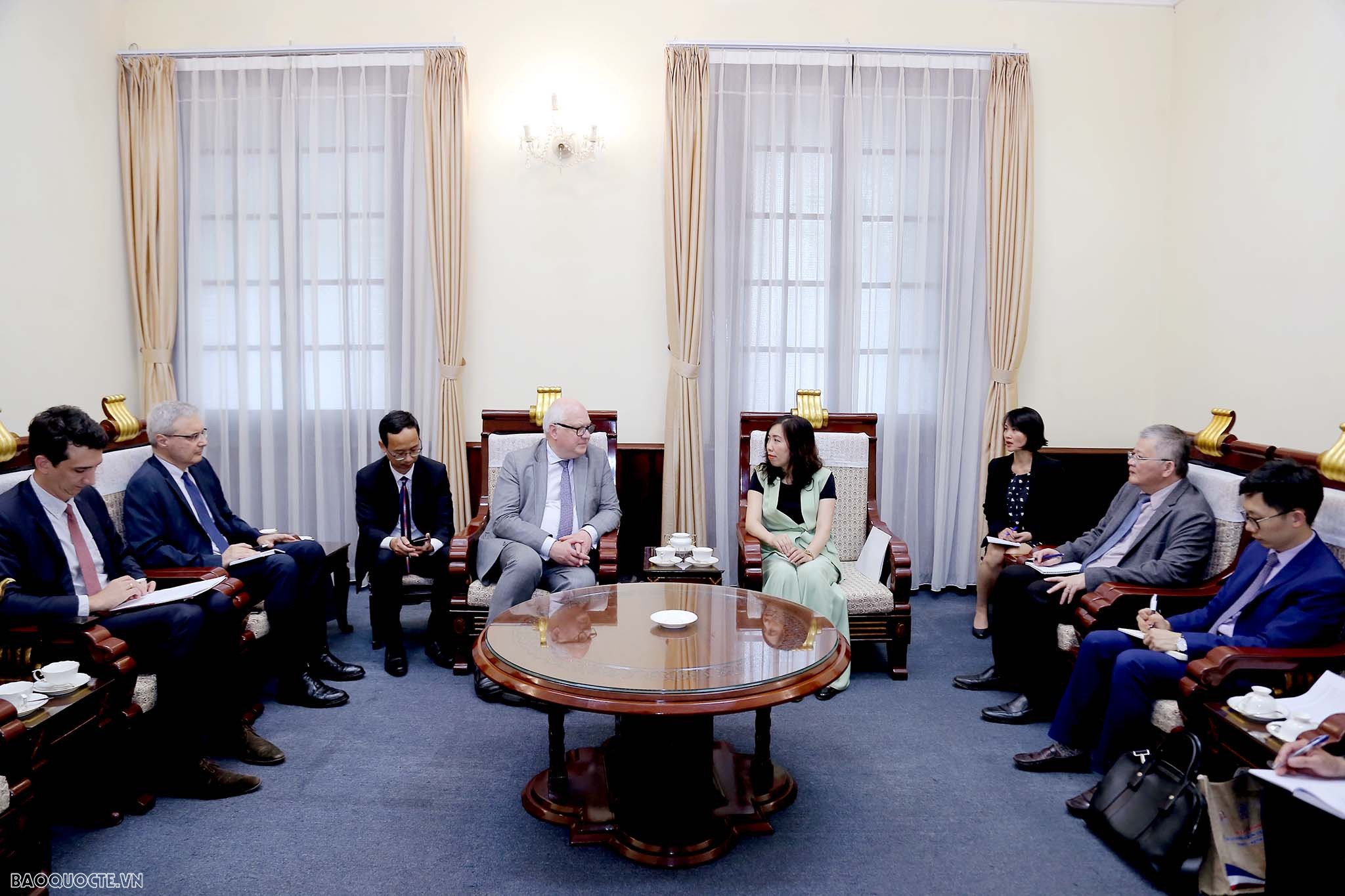 Thứ trưởng Ngoại giao Lê Thị Thu Hằng tiếp Đại sứ, Cố vấn Bộ trưởng châu Âu và Ngoại giao Pháp về các vấn đề tôn giáo