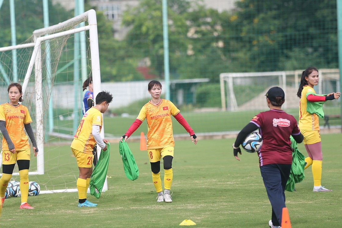 Chuẩn bị lên đường sang New Zealand tham dự World Cup 2023, đội tuyển nữ Việt Nam tranh thủ từng ngày nhằm hoàn thiện kỹ-chiến thuật, tích lũy thể lực. Mỗi ngày, Huỳnh Như và các đồng đội tập hai buổi sáng-chiều dưới trời nắng nóng, nhưng tất cả đều nỗ lực vượt qua điều kiện thời tiết để có sự chuẩn bị tốt nhất cho lần dự World Cup.