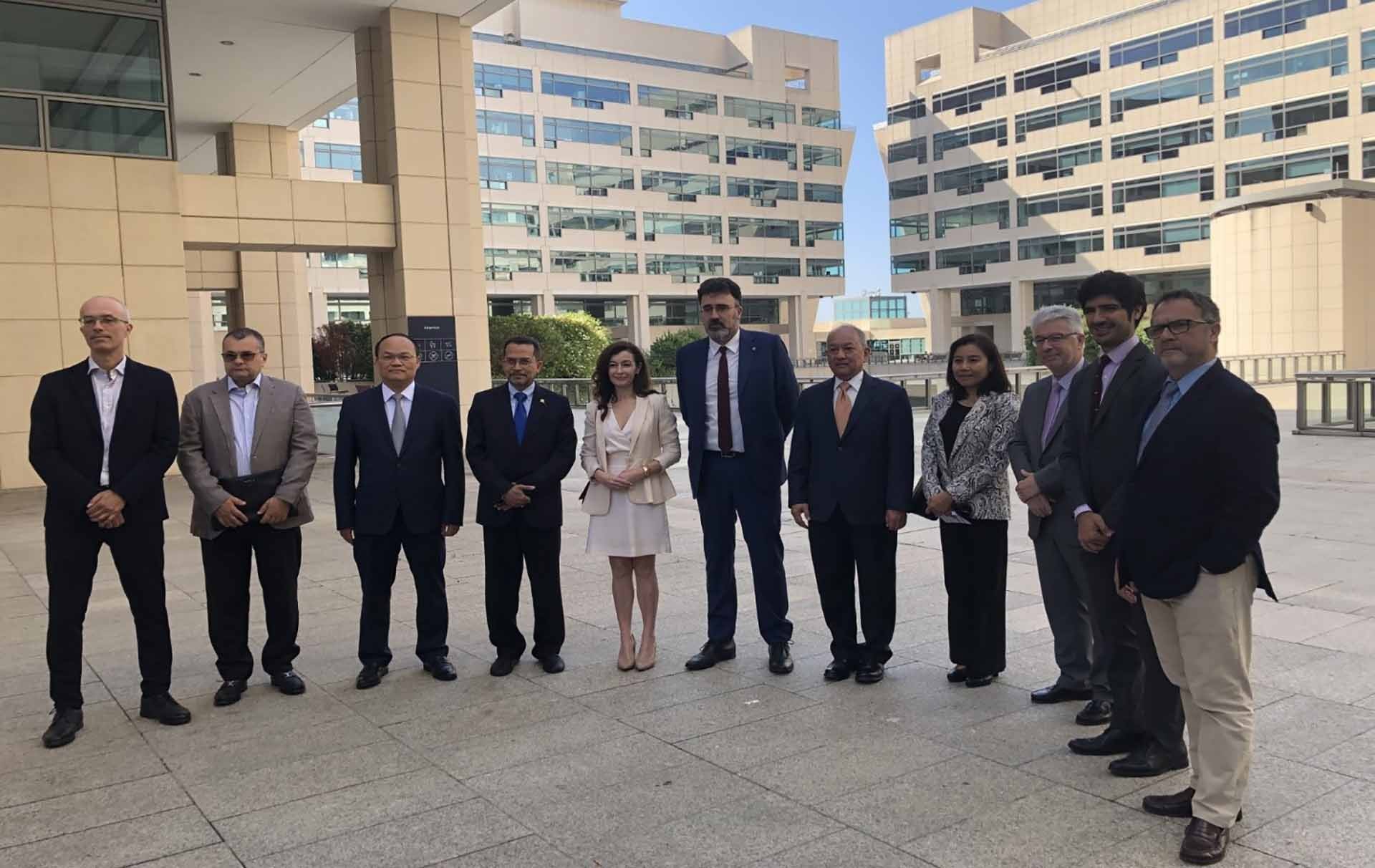 Các đại biểu chụp ảnh lưu niệm. Các đại biểu chụp ảnh lưu niệm.