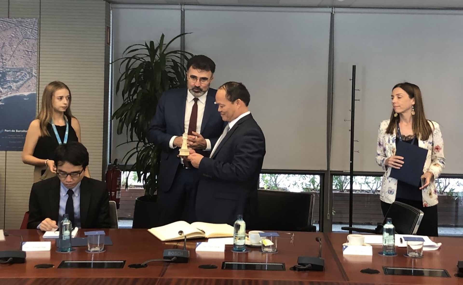 Đại sứ Đoàn Thanh Song trao đổi với đại biểu. Đại sứ Đoàn Thanh Song trao đổi với đại biểu.