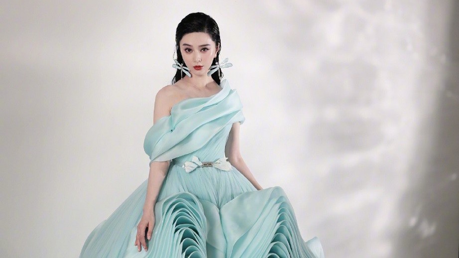 Ngắm Phạm Băng Băng xinh đẹp kiêu sa trong những thiết kế thời trang cao cấp