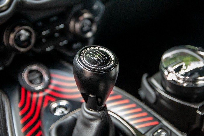 Aston Martin Vantage 007 Edition sử dụng hộp số sàn 7 cấp.