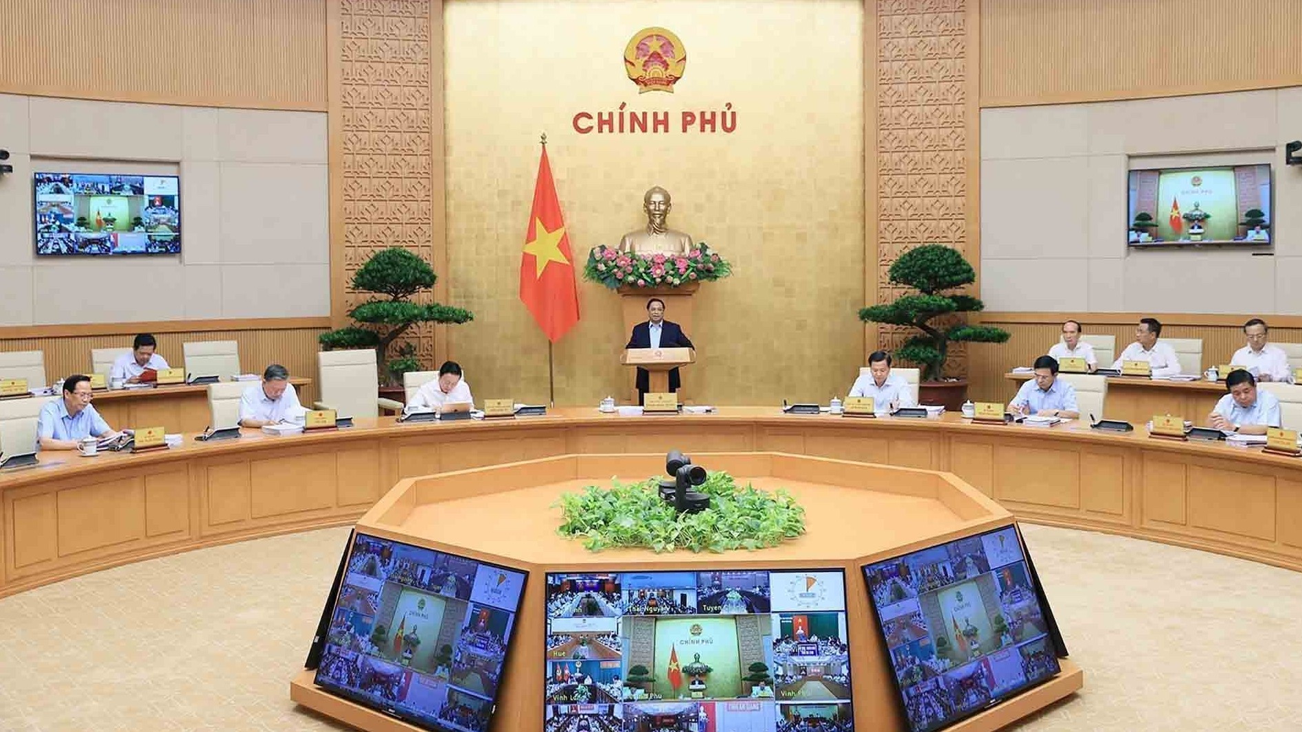 Thủ tướng Phạm Minh Chính: Ưu tiên tập trung tháo gỡ khó khăn cho sản xuất, kinh doanh