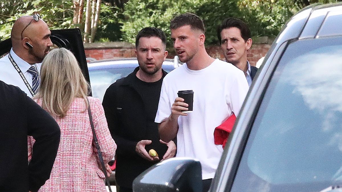 Chuyển nhượng cầu thủ MU ngày 5/7: Đàm phán giá Goncalo Ramos; quan tâm Thiago Almada; HLV Ten Hag cần thêm 1 tiền đạo và 1 thủ mônn