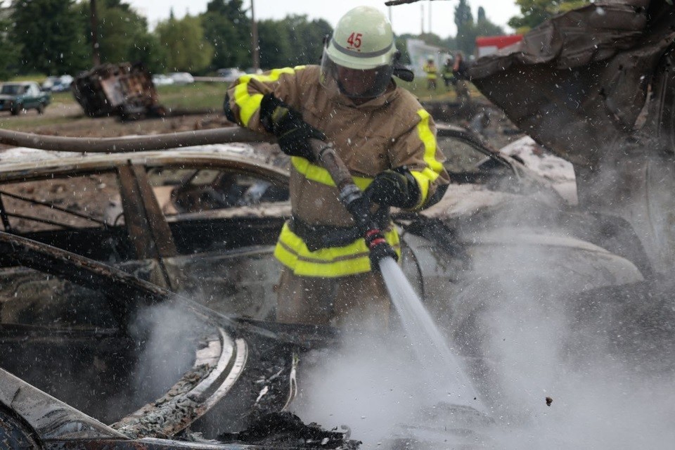 (07.05) Lính cứu hỏa dập tắt đám cháy sau vụ nổ từ đợt tấn công tên lửa của Nga tại Pervomaiskyi, Ukraine ngày 4/7. (Nguồn: Ukrinform)