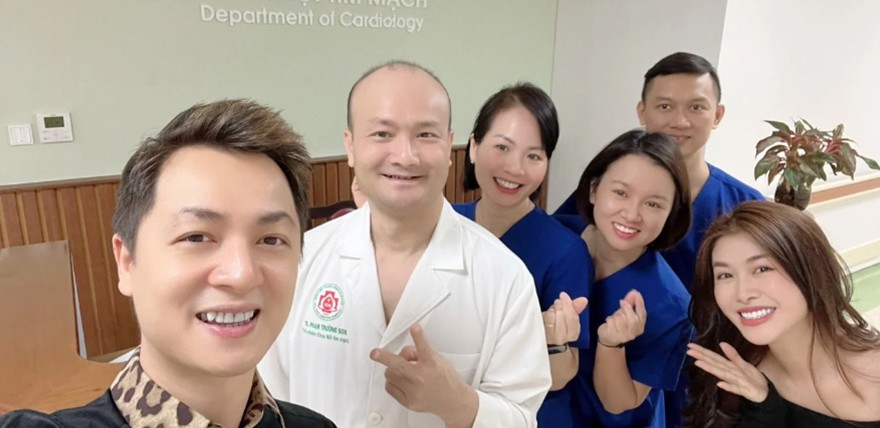 Chị Hương cùng đồng nghiệp tại bệnh viện. (Ảnh: nhân vật cung cấp)