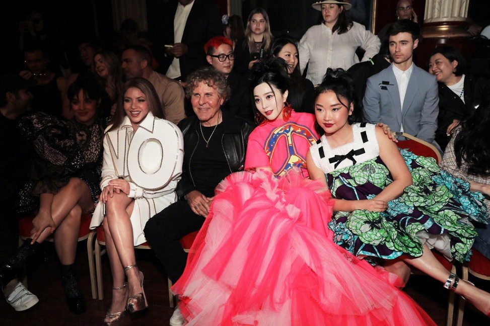 Phạm Băng Băng mặc một chiếc váy trong bộ sưu tập cao cấp Xuân Hhè 2019 của NTK Viktor & Rolf khi dự show thời trang Thu Đông 2023/24 của thương hiệu. Phạm Băng Băng mặc một chiếc váy trong bộ sưu tập cao cấp Xuân Hhè 2019 của NTK Viktor & Rolf khi dự show thời trang Thu Đông 2023/24 của thương hiệu.