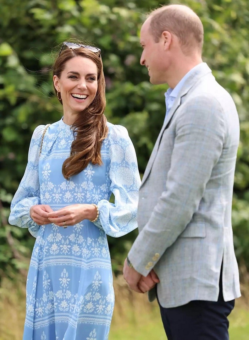 Thân vương và Vương phi xứ Wales có mặt tại Câu lạc bộ Guards Polo, cách nhà họ ở Windsor một đoạn lái xe ngắn để tham dự trận đấu Polo thường niên nhằm quyên góp tiền cho các tổ chức từ thiện.