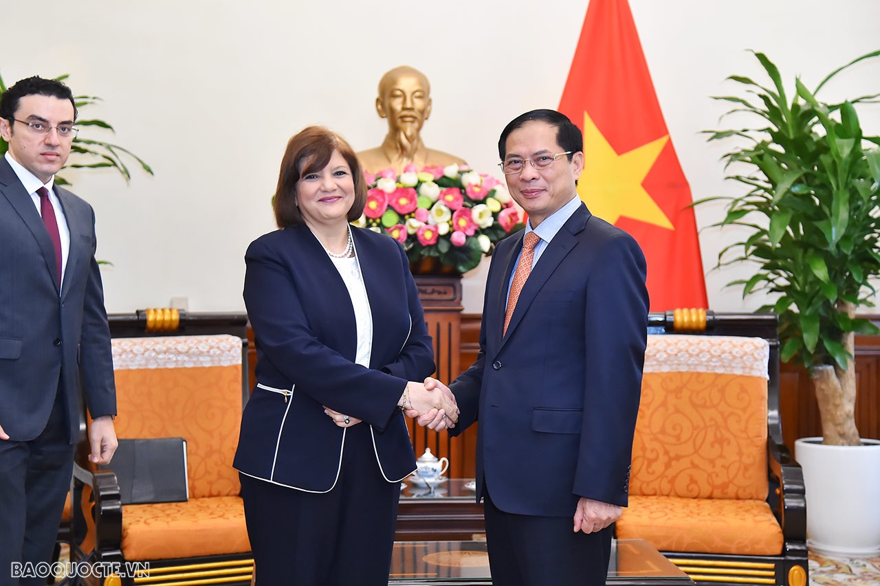 Sáng ngày 7/7, tại Trụ sở Bộ Ngoại giao, Bộ trưởng Ngoại giao Bùi Thanh Sơn đã tiếp bà Amal Abdel Kader Elmorsi Salama, Đại sứ Ai Cập tại Việt Nam. (Ảnh: Tuấn Anh) Sáng ngày 7/7, tại Trụ sở Bộ Ngoại giao, Bộ trưởng Ngoại giao Bùi Thanh Sơn đã tiếp bà Amal Abdel Kader Elmorsi Salama, Đại sứ Ai Cập tại Việt Nam. (Ảnh: Tuấn Anh)