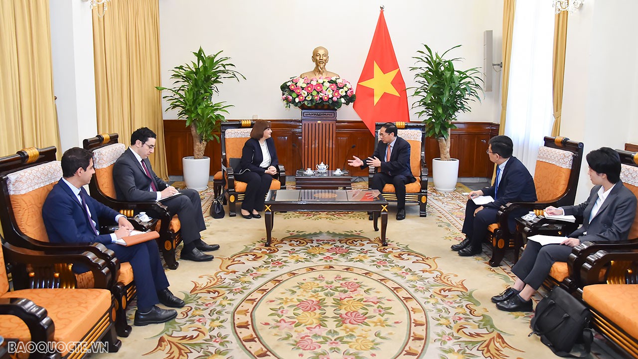 Sáng ngày 7/7, tại Trụ sở Bộ Ngoại giao, Bộ trưởng Ngoại giao Bùi Thanh Sơn đã tiếp bà Amal Abdel Kader Elmorsi Salama, Đại sứ Ai Cập tại Việt Nam. (Ảnh: Tuấn Anh) Sáng ngày 7/7, tại Trụ sở Bộ Ngoại giao, Bộ trưởng Ngoại giao Bùi Thanh Sơn đã tiếp bà Amal Abdel Kader Elmorsi Salama, Đại sứ Ai Cập tại Việt Nam. (Ảnh: Tuấn Anh)