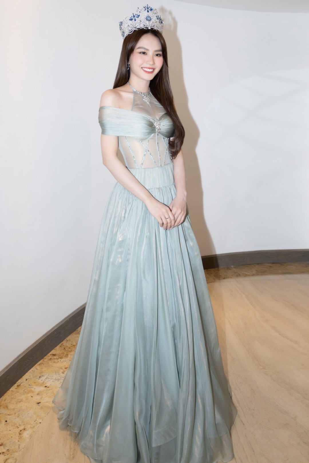 Đương kim Miss World Vietnam Huỳnh Nguyễn Mai Phương diện đầm công chúa của NTK Lê Ngọc Lâm. Phần eo cách điệu với dải lưới xuyên thấu kết hợp cổ áo yếm, tôn đường cong S-line của mỹ nhân quê Đồng Nai.