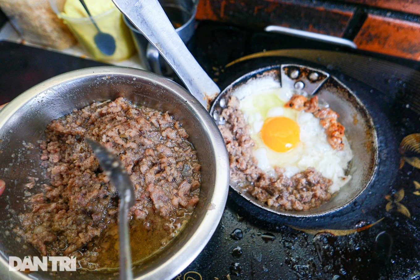 Pate chính tay bà Hồng làm, được khách gọi là Khám phá quán bánh mì chảo Liên Xô thời bao cấp 40 năm tuổi