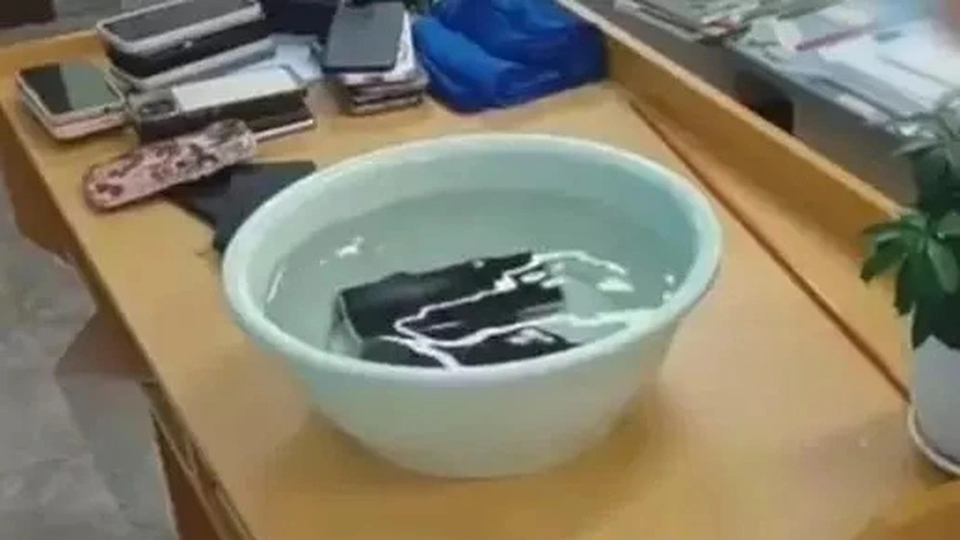 Trung Quốc: Giáo viên gây bão mạng khi ngâm điện thoại của học sinh vào chậu nước
