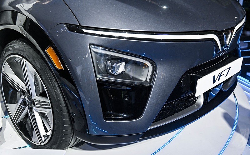 Cận cảnh VinFast VF7 lần đầu xuất hiện tại Việt Nam