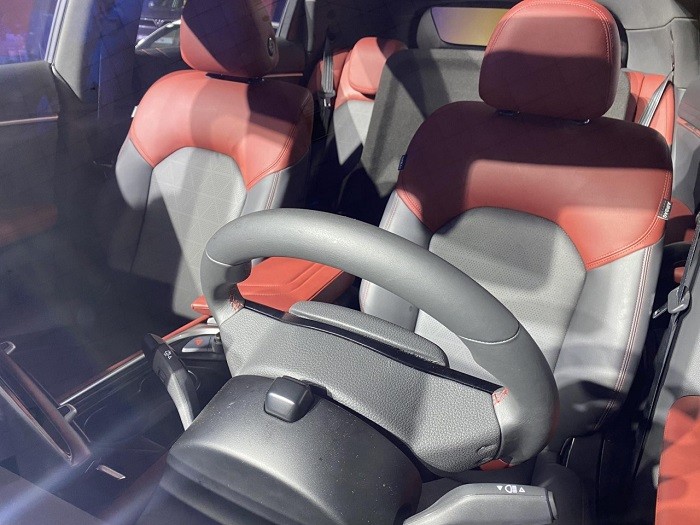 Cận cảnh VinFast VF7 lần đầu xuất hiện tại Việt Nam