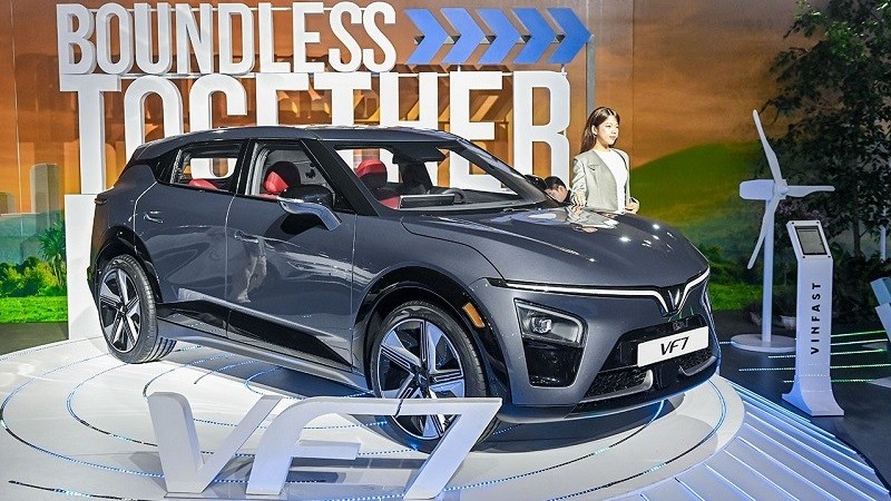 Cận cảnh VinFast VF7 lần đầu xuất hiện tại Việt Nam