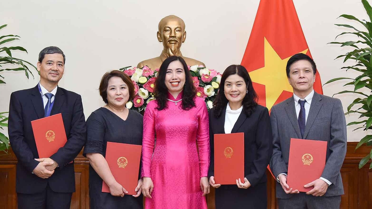 Thứ trưởng Ngoại giao Lê Thị Thu Hằng trao quyết định điều động, bổ nhiệm 4 lãnh đạo cấp Vụ