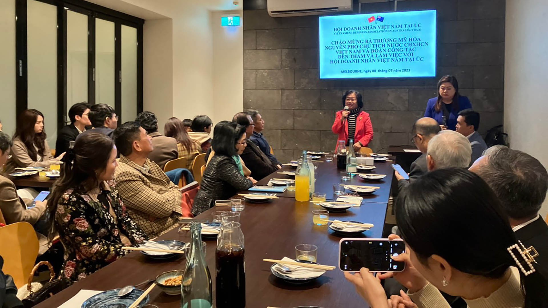 Đoàn công tác Quỹ học bổng Vừ A Dính và câu lạc bộ ‘Vì Hoàng Sa-Trường Sa thân yêu’ gặp gỡ kiều bào tại Melbourne