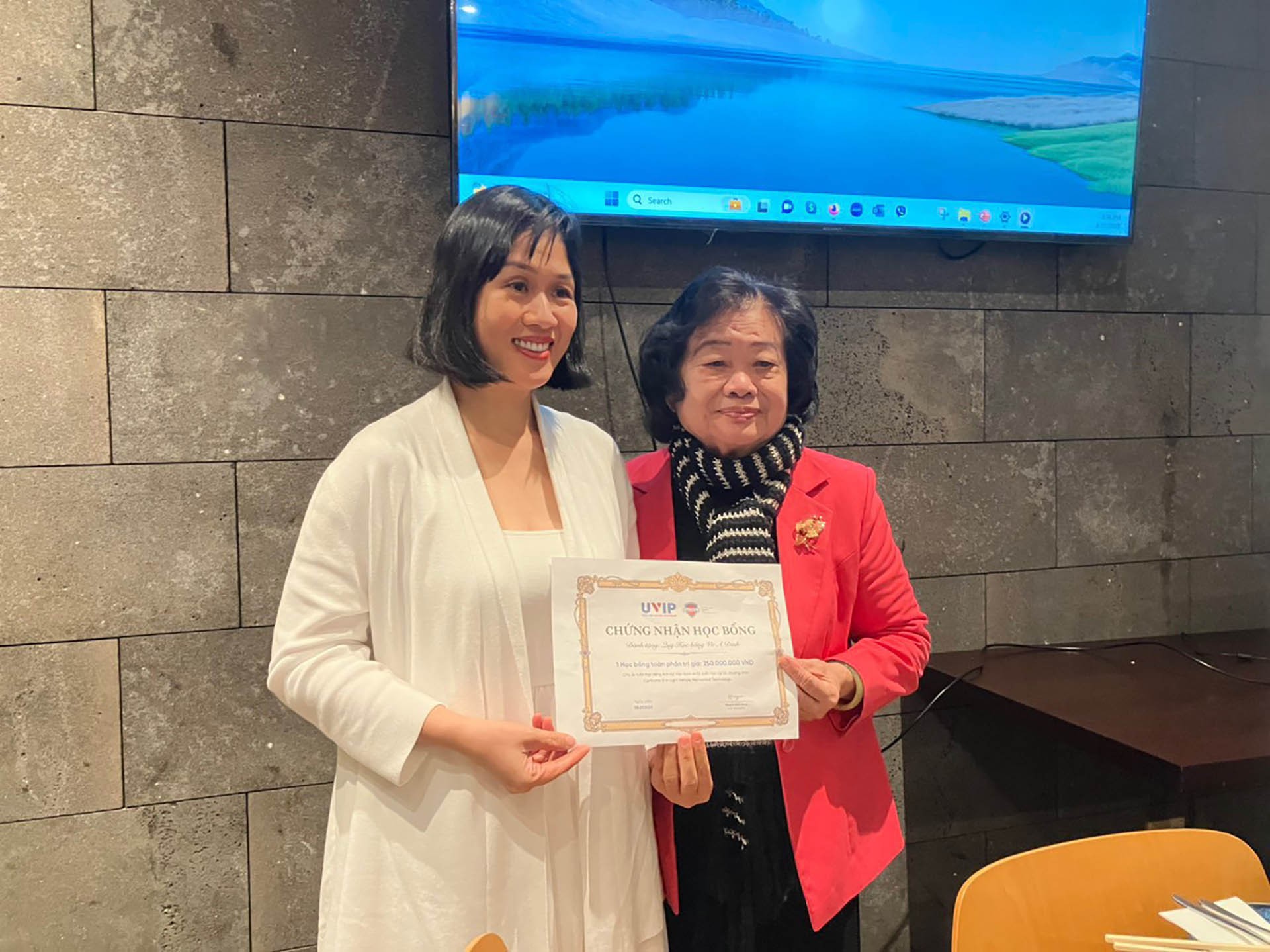 Bà Nguyễn Thị Hằng, Giám đốc UVIP tặng Quỹ học bổng Vừ A Dính 1 suất học bổng học nghề trị giá 250.000.000 VNĐ.