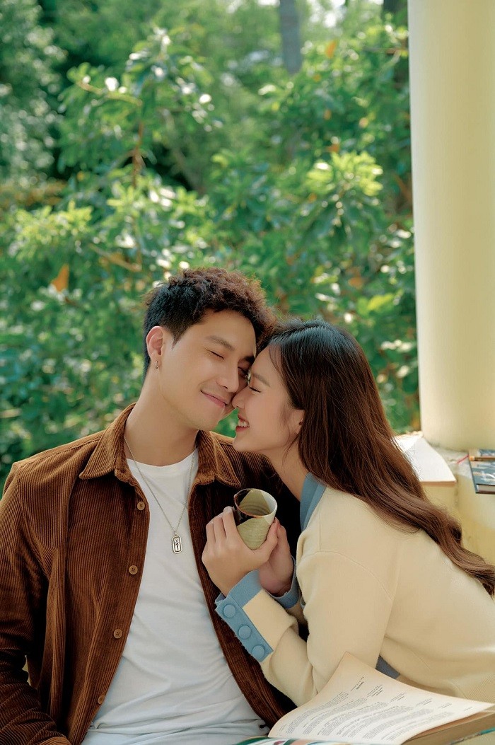 Những hình ảnh Khả Ngân và Thanh Sơn thân thiết nơi hậu trường phim 'Gia đình mình vui bất thình lình'