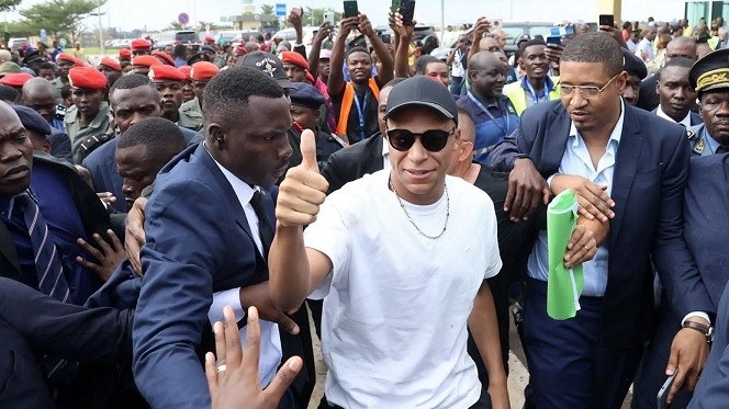 Kylian Mbappe làm công tác từ thiện tại quê cha Cameroon