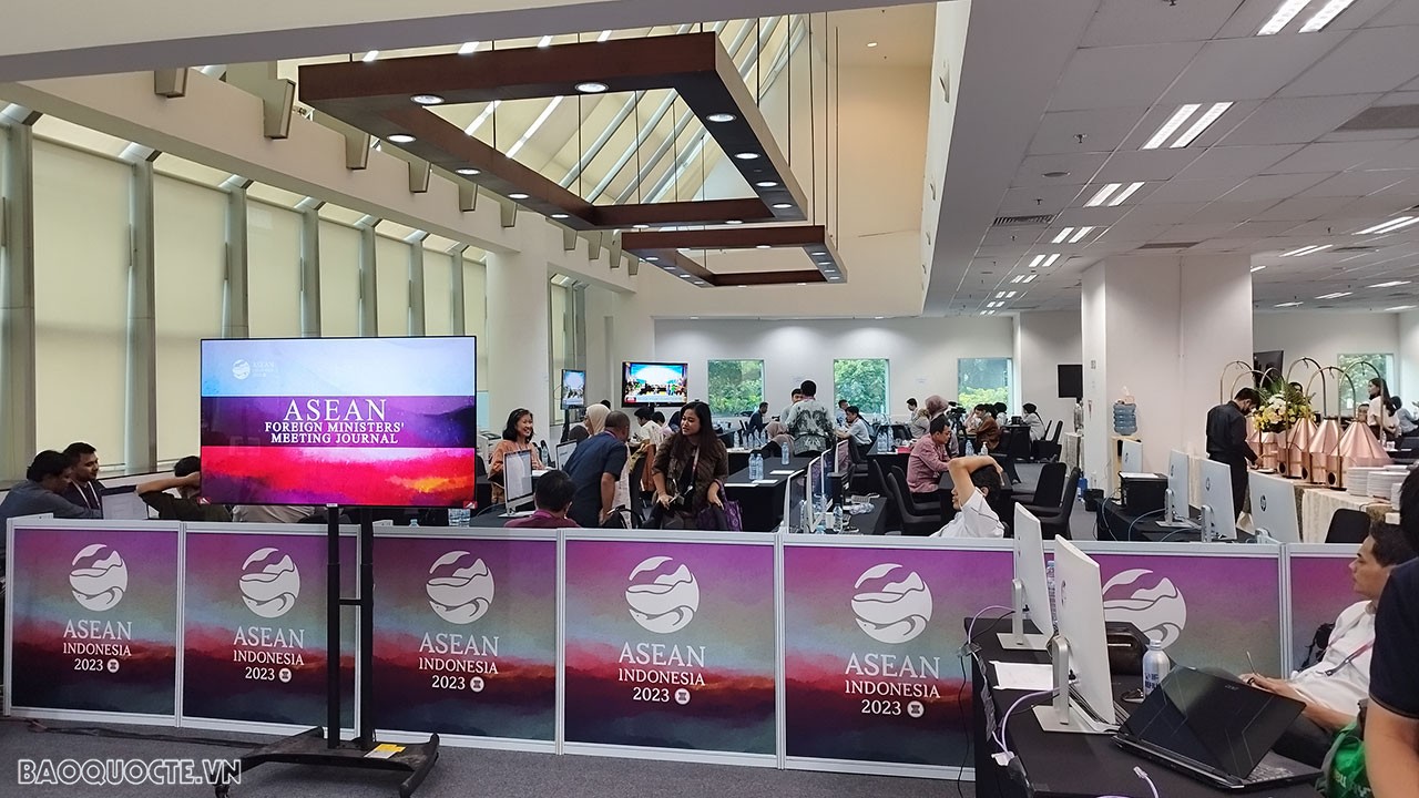 Khu vực làm việc của các phóng viên đưa tin Hội nghị Bộ trưởng Ngoại giao ASEAN lần thứ 56 - AMM 56. (Ảnh: Tuấn Anh)