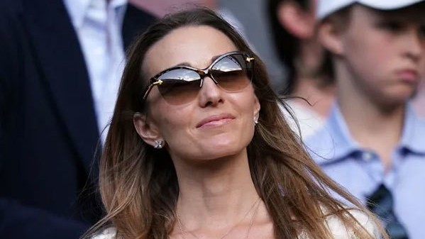 Wimbledon 2023: Vợ tay vợt Novak Djokovic 'chiếm sóng' trên khán đài với trang phục nữ tính