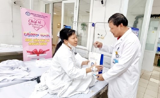 PGS.TS Trần Danh Cường, Giám đốc bệnh viện tặng quà cho bệnh nhân tại khoa Sản bệnh PGS.TS Trần Danh Cường, Giám đốc bệnh viện tặng quà cho bệnh nhân tại khoa Sản bệnh