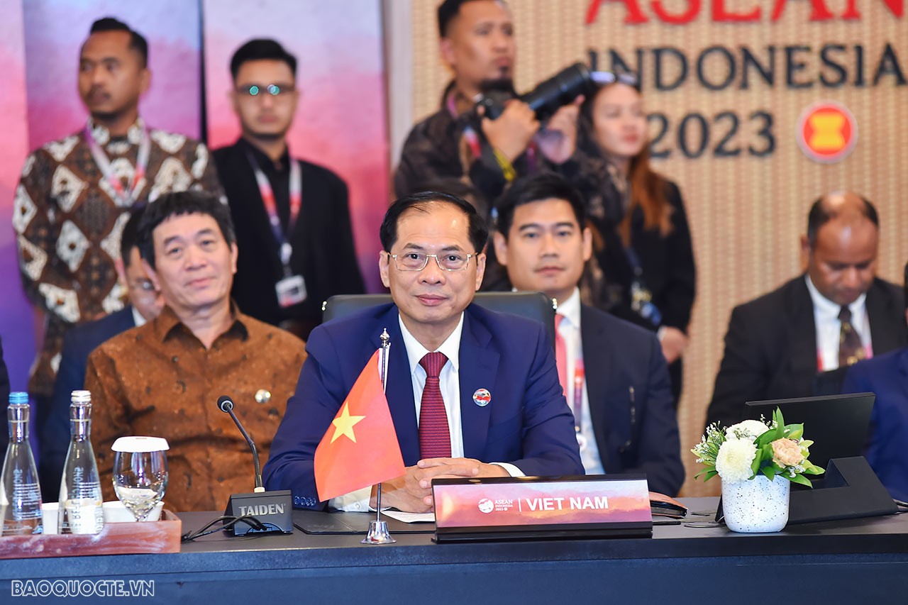 Hoạt động của Bộ trưởng Ngoại giao Bùi Thanh Sơn trong ngày đầu tiên dự AMM-56 Hoạt động của Bộ trưởng Ngoại giao Bùi Thanh Sơn trong ngày đầu tiên dự AMM-56