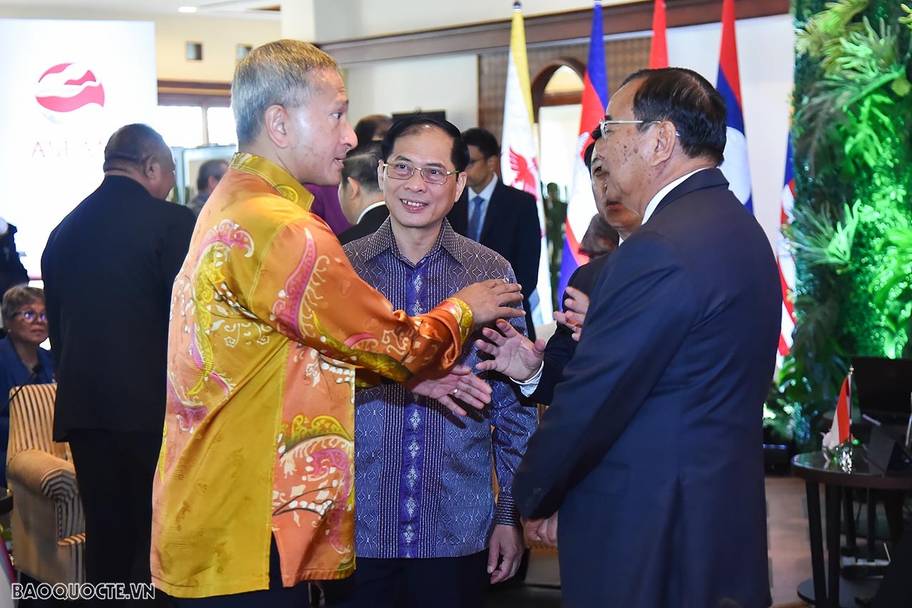 Bộ trưởng Ngoại giao Bùi Thanh Sơn dự phiên họp hẹp, tiếp xúc song phương trong ngày làm việc thứ hai AMM-56