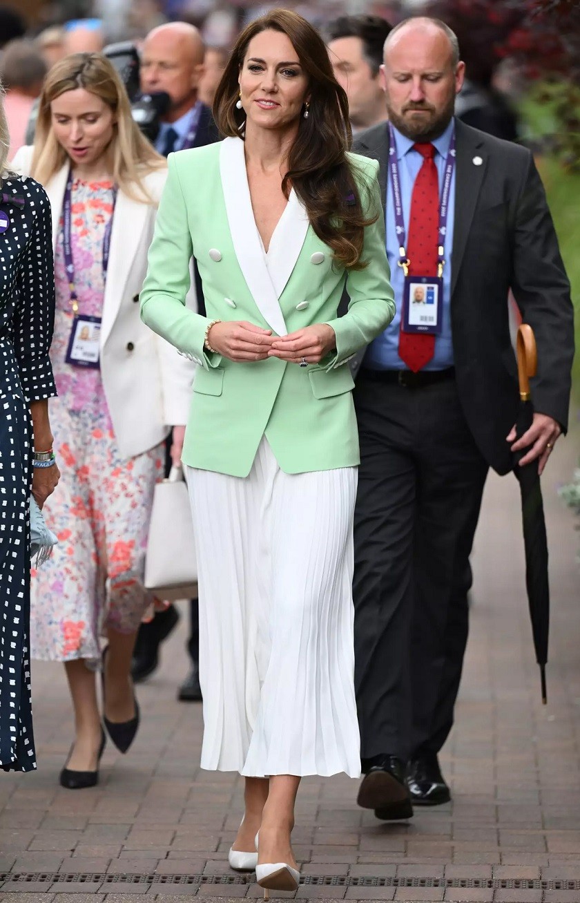 Tại buổi ra mắt Wimbledon năm nay, Vương phi xứ Wales Kate diện áo blazer Balmain màu xanh bạc hà, kết hợp cùng váy xếp ly trắng và giày cao gót ton sur ton với tổng thể. Tại buổi ra mắt Wimbledon năm nay, Vương phi xứ Wales Kate diện áo blazer Balmain màu xanh bạc hà, kết hợp cùng váy xếp ly trắng và giày cao gót ton sur ton với tổng thể.