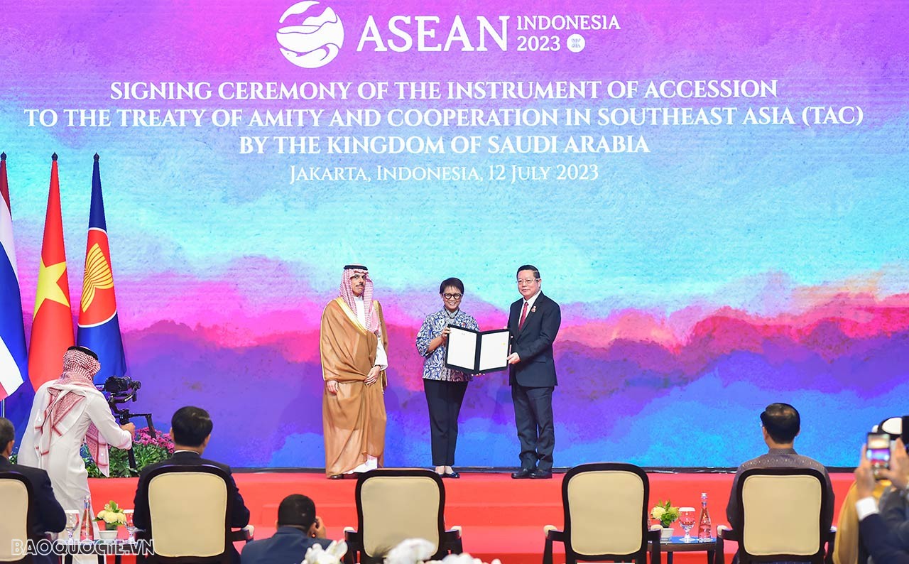 Bộ trưởng Ngoại giao Bùi Thanh Sơn dự phiên họp hẹp, tiếp xúc song phương trong ngày làm việc thứ hai AMM-56