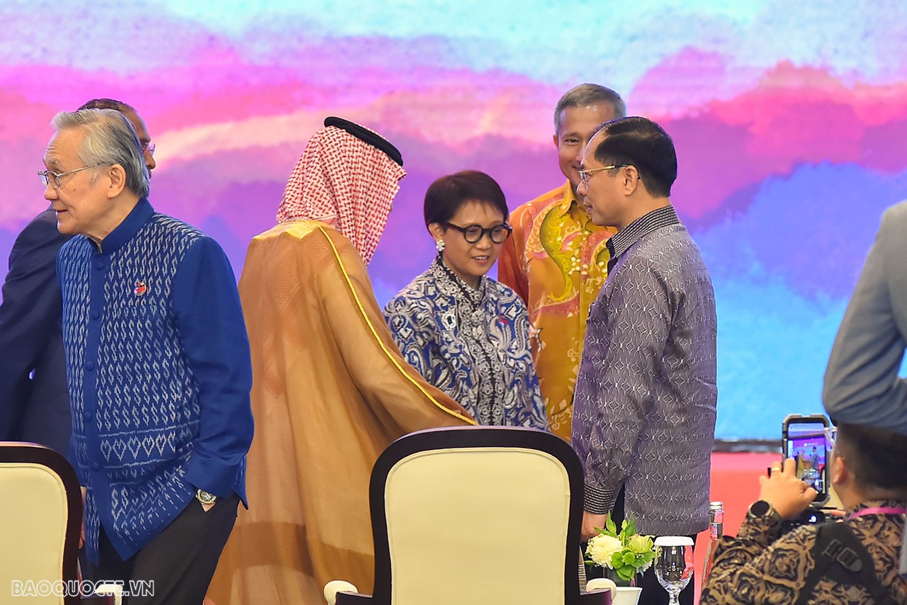 Bộ trưởng Ngoại giao Bùi Thanh Sơn dự phiên họp hẹp, tiếp xúc song phương trong ngày làm việc thứ hai AMM-56