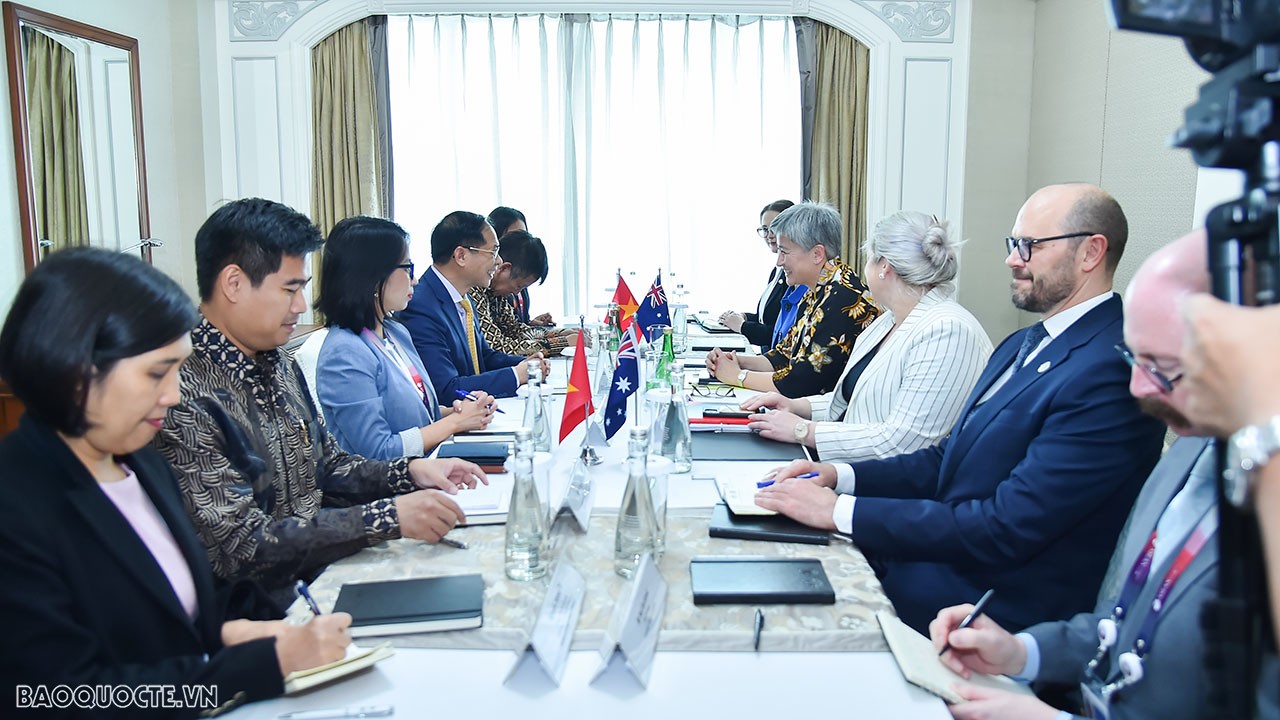 Bộ trưởng Ngoại giao Bùi Thanh Sơn dự phiên họp hẹp, tiếp xúc song phương trong ngày làm việc thứ hai AMM-56