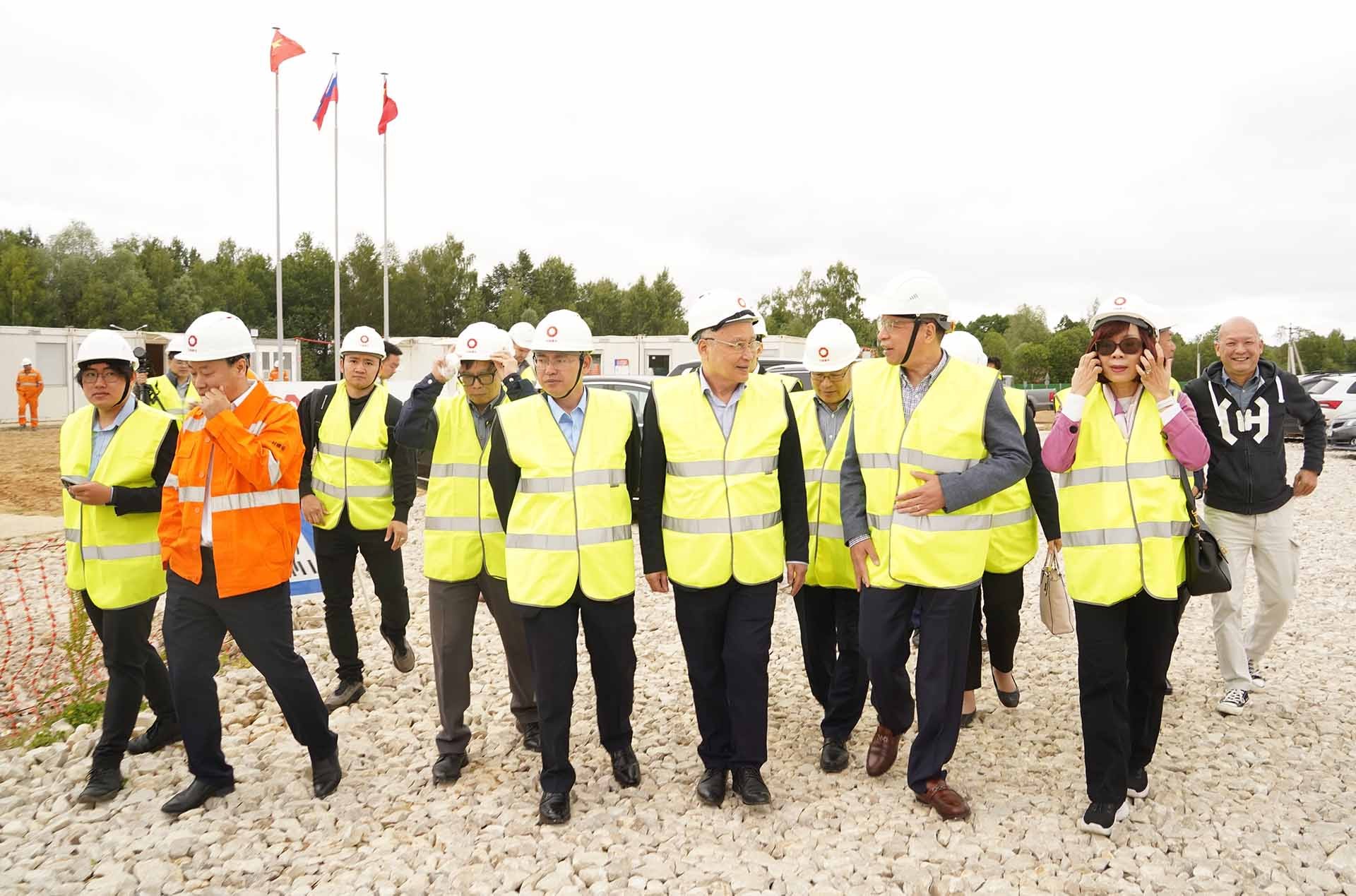 Đoàn công tác Đại sứ quán thăm công trường xây dựng nhà máy chế biến sữa của Tập đoàn TH True Milk ở Kaluga. (Nguồn: TTXVN)